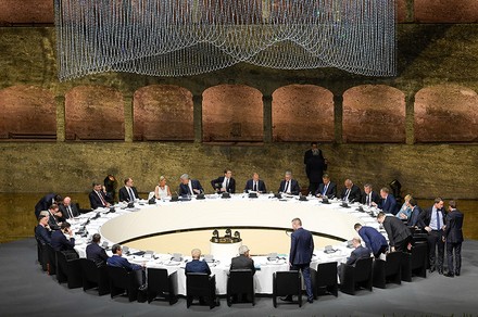 Eine runde Speisetafel mit Staatschefs