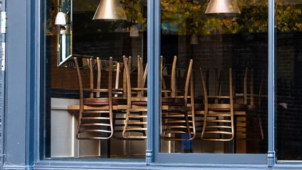 leere Stühle in einem Restaurant