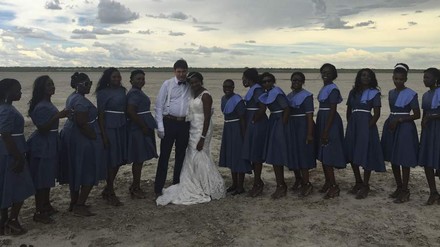 Der schwäbische Meisterkoch Ralf Herrgott mit seiner Frau, die er in einer protestantischen Owambo-Zeremonie heiraten wird. (Foto: © obs/SWR – Südwestrundfunk)