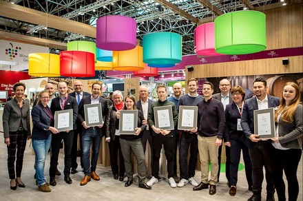 Eine Gruppe Gewinner mit Urkunden in der Hand