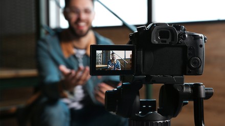 Blogger dreht mit Kamera ein Video