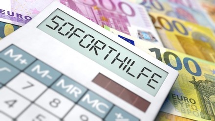 Geld und ein Taschenrechne