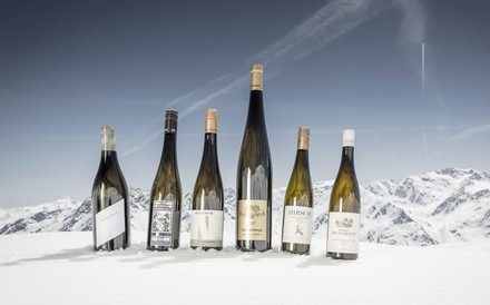 Weinflaschen im Schnee