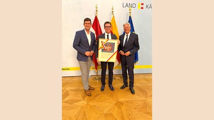 Landeshauptmann Peter Kaiser und Landesrat Martin Gruber verliehen das Kärntner Landeswappen an den Unternehmer Jürgen Schranz von der Hotelausstattung Schranz. (Foto: © Hotelausstattung Schranz)
