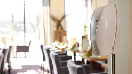 Desinfektionspender in einem Hotel