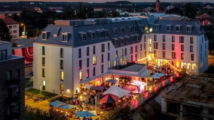 Bis spät in die Nacht feierte man den einjährigen Geburtstag und das Grand Opening des Arcotel Hafencity Dresden. (Foto: © Schmidt.fm)