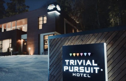 Ein Hotelschild: „Trivial Pursuit Hotel“