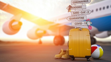 Koffer vor einem Flugzeug