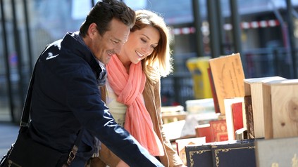 Paar sieht sich Bücher an