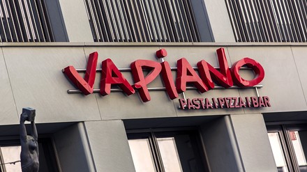 Schild über einer Vapiano-Filiale