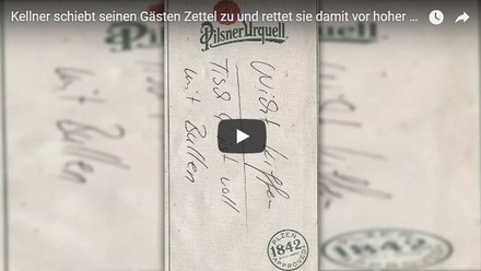 Kellner schiebt seinen Gästen Zettel zu und rettet sie damit vor hoher Strafe! (Foto: Neueste.news/youtube.com)