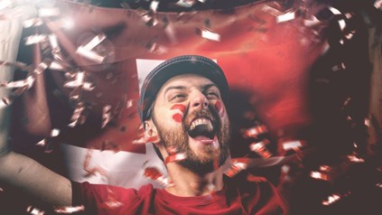 Ein schweizer Fußballfan beim Jubeln
