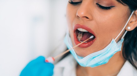 Frau wird auf das Corona-Virus getestet