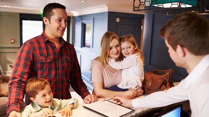 Familie an der Hotelrezeption