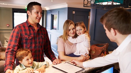 Familie an der Hotelrezeption