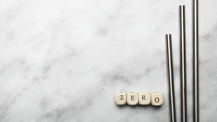 drei Strohhalme aus Metall