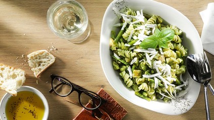 Frische Pasta, ein Glas Wein, etwas Brot und Olivenöl