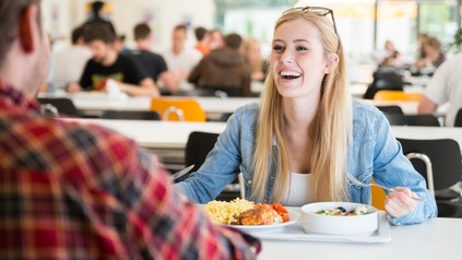 Frau in Restaurant lacht