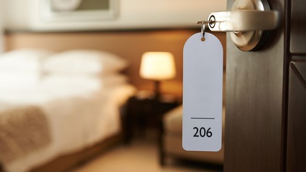 Blick durch die Tür ins Hotelzimmer