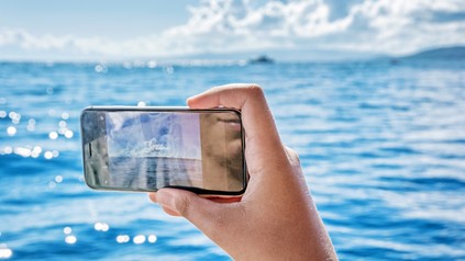 Smartphone am Wasser