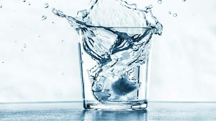 Ein Glas mit frischem Wasser