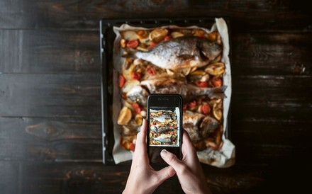 Jemens fotografiert ein Gericht mit dem Handy