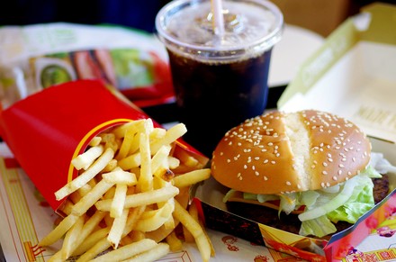 Burger, Pommes Frites und Cola