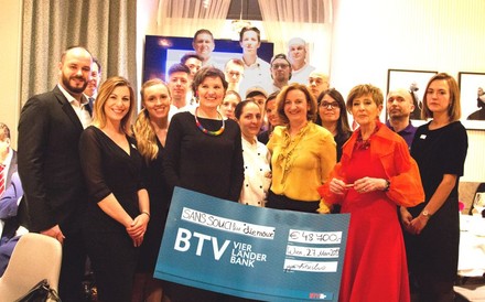 Hotel-Mitarbeiter präsentieren den Wohltätigkeits-Scheck