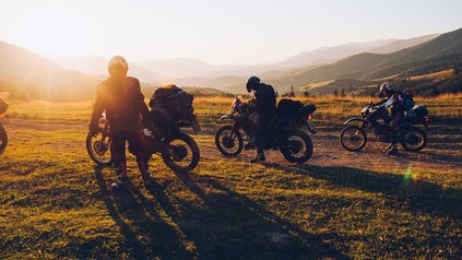 Motorradfahrer bei Sonnenuntergang