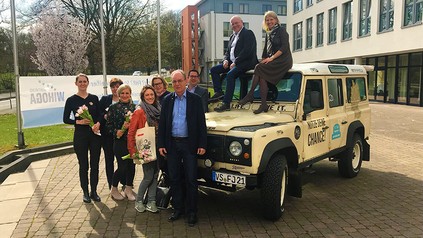 Das WIHOGA-Team neben einem Fair-Job-Trophy-Truck