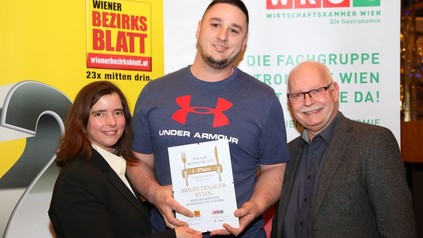 Der Gewinner des ersten Platzes im Brigittenauer Stadt bei der Preisübergabe