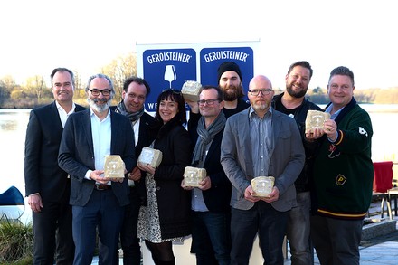 Eine Gruppe Wein-Gastronomen mit Pokalen in der Hand