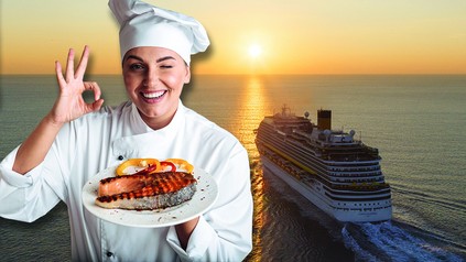 Eine Köchin im Vordergrund, ein Kreuzfahrtschiff im Hintergrund