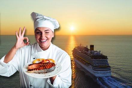 Eine Köchin im Vordergrund, ein Kreuzfahrtschiff im Hintergrund