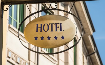 Schild eines 5-Sterne-Hotels