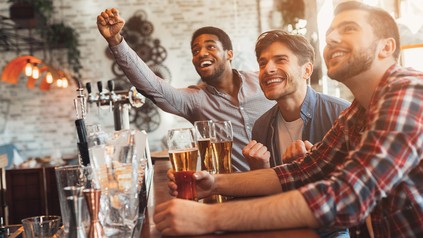 Fußballfans mit Bier