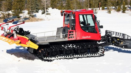 Pistenraupe im Schnee