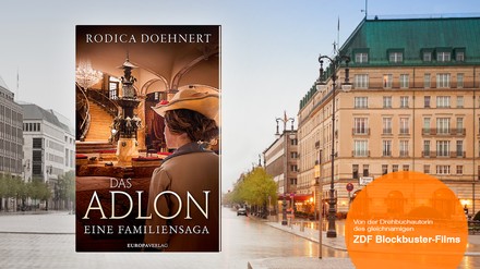 Roman „Das Adlon“, im Hintergrund das Luxushotel Adlon in Berlin