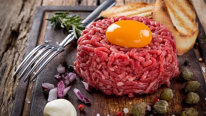 Beef Tatar frisch zubereitet und angerichtet