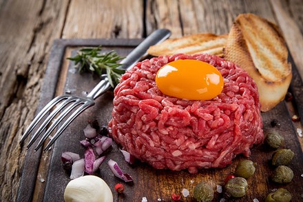 Foto: Getty Images/Kesu01
Beef Tatar frisch zubereitet und angerichtet