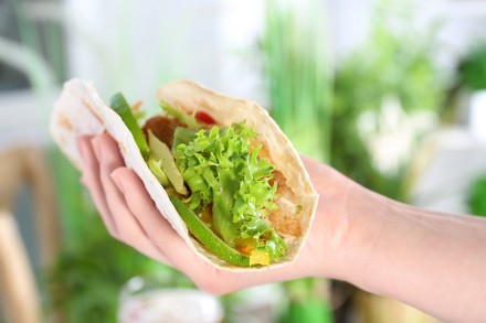 Hand hält Taco