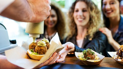Drei weibliche Kunden an einem STreet-Food-Truck