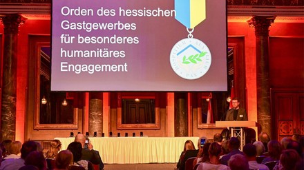 16 Persönlichkeiten, die sich für Ukraine-Flüchtlinge eingesetzt haben, wurden vom Dehoga Hessen für ihr Engagement ausgezeichnet. (Foto: © Hotel- und Gastronomieverband DEHOGA Hessen e.V.)