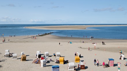Touristen am Strand der Nordseeinsel Borkum