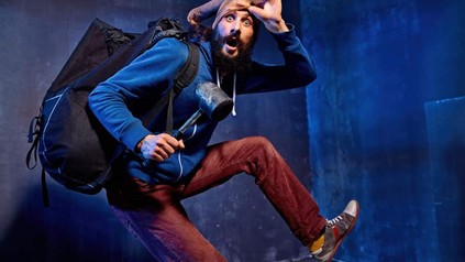 Dieb zieht Strumpf aus seinem Gesicht