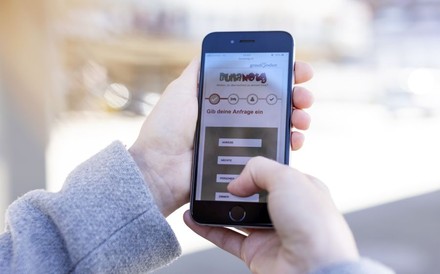 User verwendet Buna Notg auf seinem Handy.