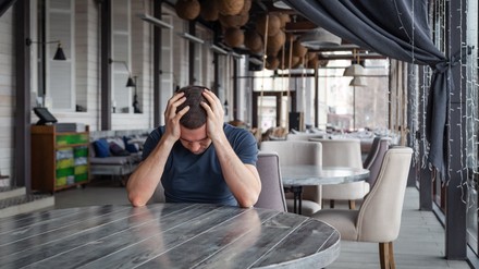 Gastgeber sollten sich von ihrer Versicherung nicht einfach abweisen lassen, sondern für die finanzielle Deckung im Schadenfall eintreten. (© Тимур Конев /stock.adobe.com)
Ein Wirt in einem leeren Restaurant