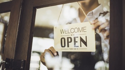 Öffnungsschild an der Tür