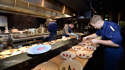 Blick in die Küche des Sternerestaurants Golvet in Berlin