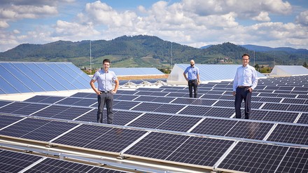 Das Hobart Team will hoch hinaus in Sachen Nachhaltigkeit, unter anderem mit der neuen Photovoltaikanlage auf dem Dach des Werk Ost. (